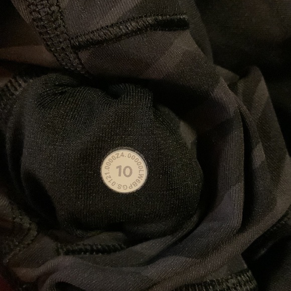 Like New Lululemon Wunder Under High-Rise Crop Scallop - Picture 10 of 13